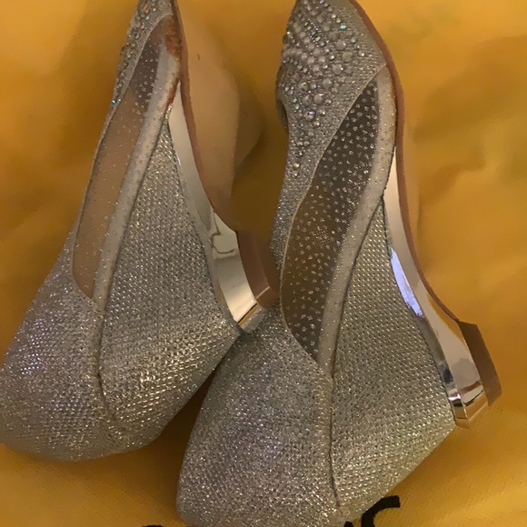 Silver color evening shoes size 39 worn once . - Picture 3 of 4